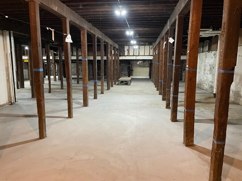 More Photos Of 444 Wacouta St, Saint Paul Showroom For Sale