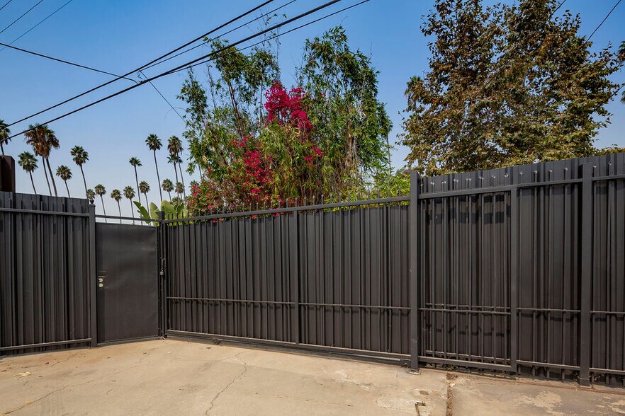 More Photos Of 2131 W Jefferson Blvd, Los Angeles Office For Lease