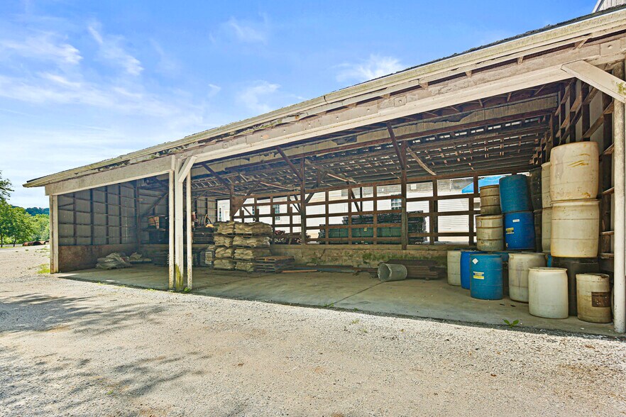More Photos Of 8106 Intersection Rd, Glen Rock Warehouse For Lease