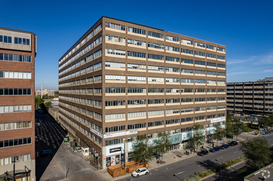 Primary Photo Of 215-235 St Chabanel O, Montréal Office For Lease