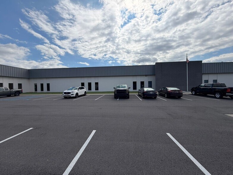 More Photos Of 6898 Commodore Dr, Walbridge Flex For Lease