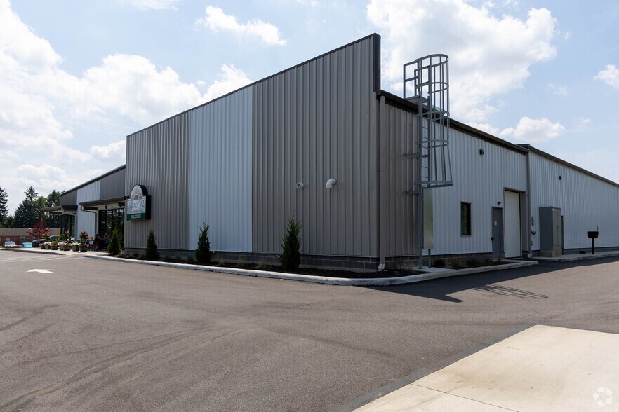 More Photos Of 2075 Pearl Rd, Brunswick Restaurant For Lease