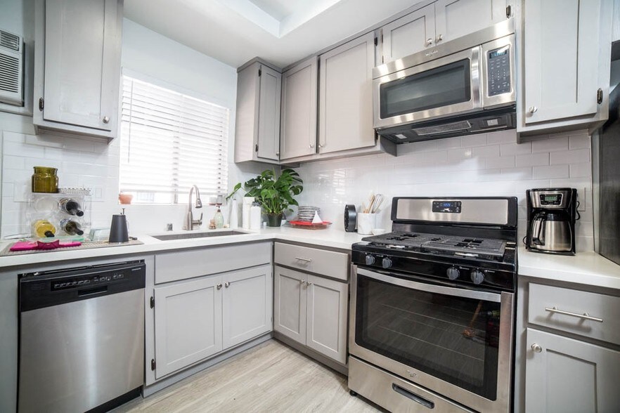 More Photos Of 140 S Westmoreland Ave, Los Angeles Apartments For Sale