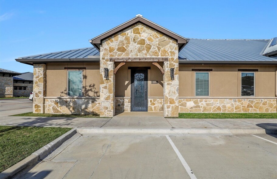 More Photos Of 255 W Lebanon, Frisco Medical For Lease