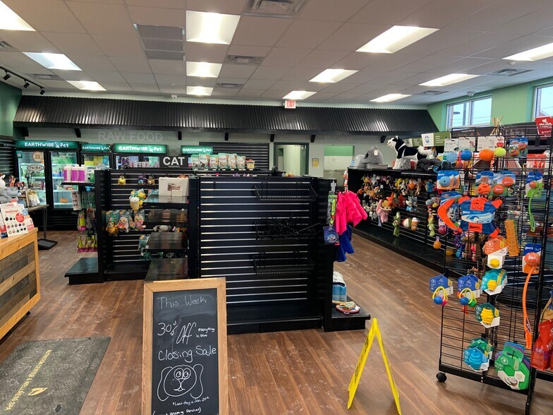 More Photos Of 9228 Highland Rd, White Lake Restaurant For Lease