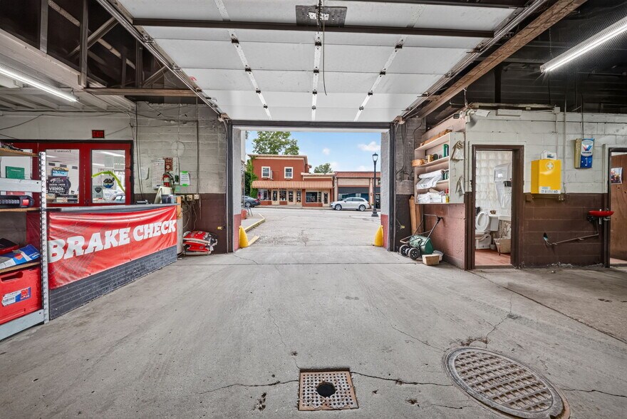 More Photos Of 5009 Xerxes Ave S, Minneapolis Auto Repair For Sale