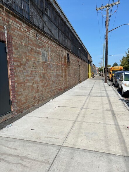 More Photos Of 625 Wortman Ave, Brooklyn Distribution For Lease