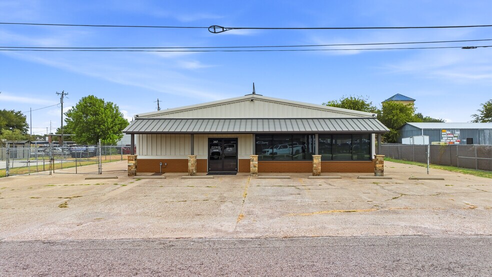 More Photos Of 207 Eastridge Rd, Granbury General Retail For Sale