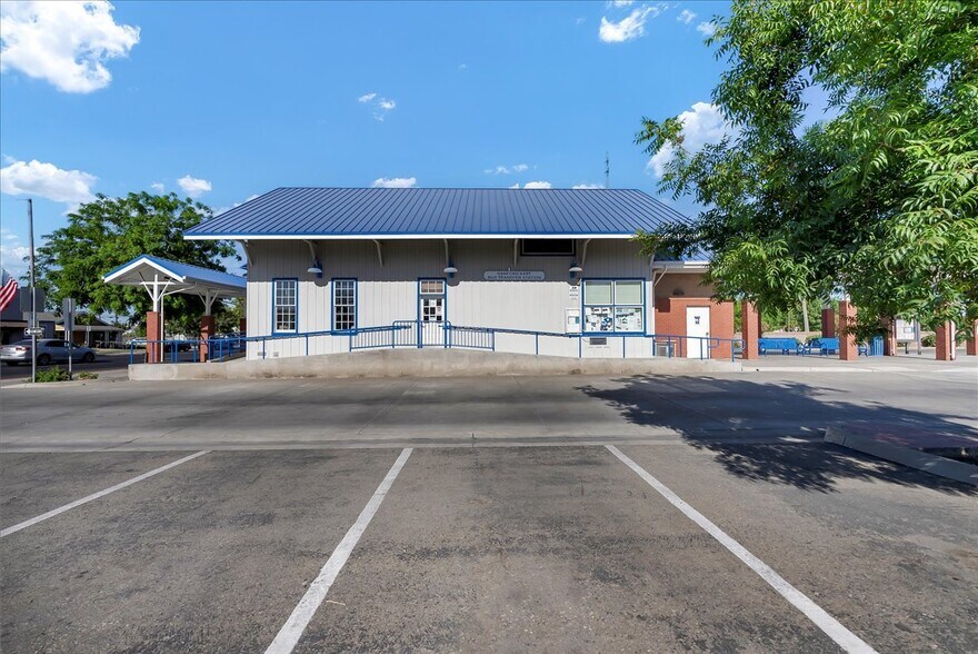 More Photos Of 504 W 7th St, Hanford Freestanding For Sale