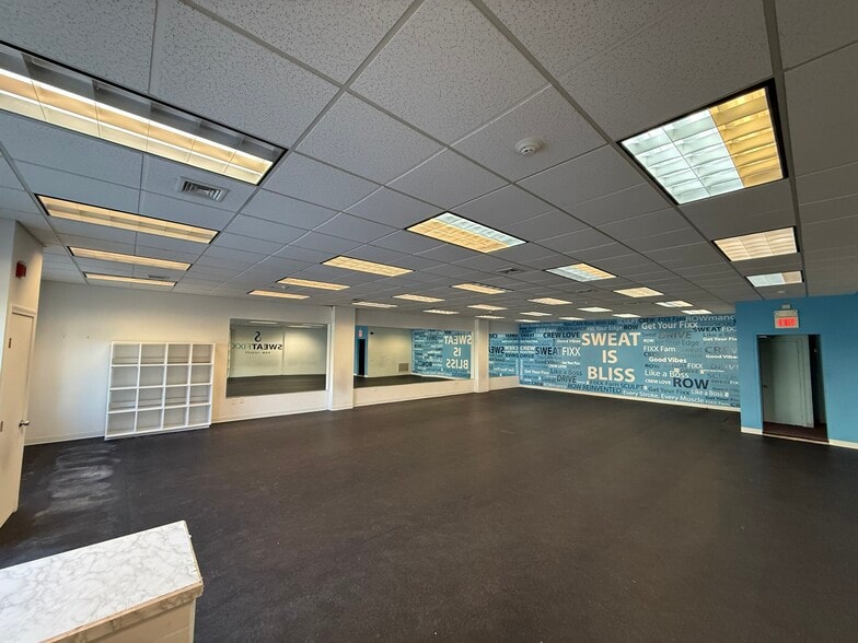 More Photos Of 14 Elliott St, Beverly General Retail For Lease