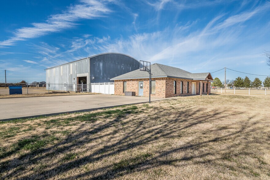 More Photos Of 11616 Tanglewood Rd, Amarillo Office For Sale