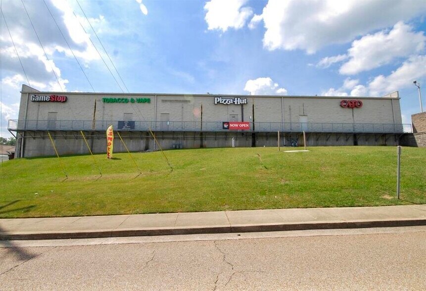 More Photos Of 2095-2103 S Highland Ave, Jackson Storefront Retail Office For Lease