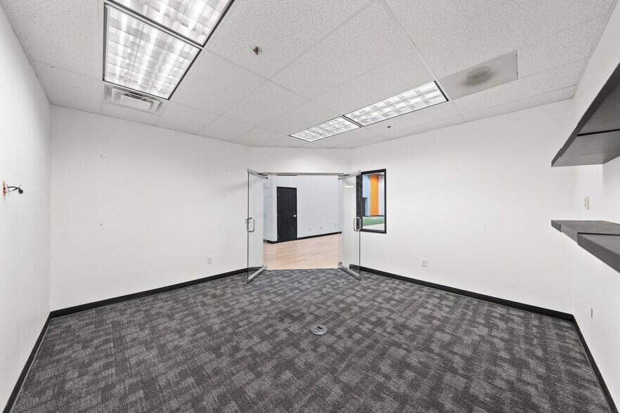 More Photos Of 25843 Jefferson Ave, Murrieta Light Distribution For Sale