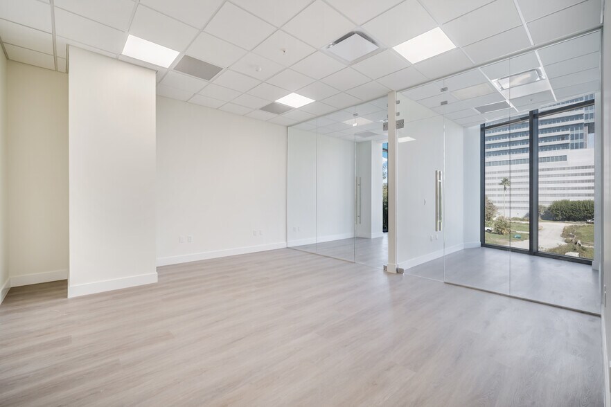 More Photos Of 21290 Biscayne Blvd, Aventura Office For Sale
