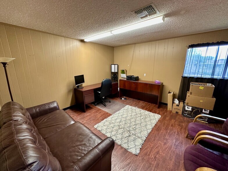 More Photos Of 1010 Zanderson Ave, Jourdanton Office For Lease