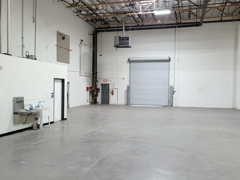 More Photos Of 3326 Ponderosa Way, Las Vegas Warehouse For Lease