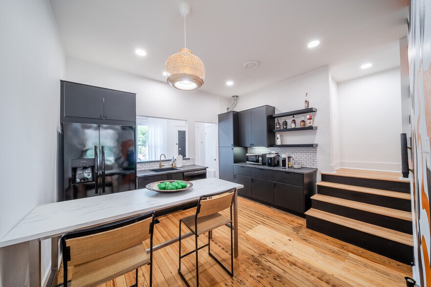 More Photos Of 729 N Bishop Ave, Dallas Office For Sale