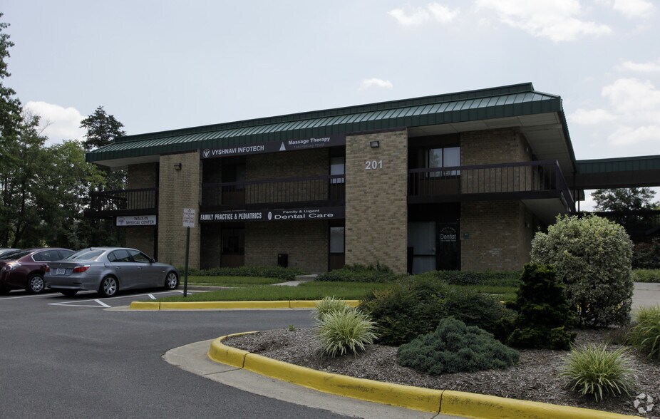 Primary Photo Of 201-203 Elden St, Herndon Unknown For Lease