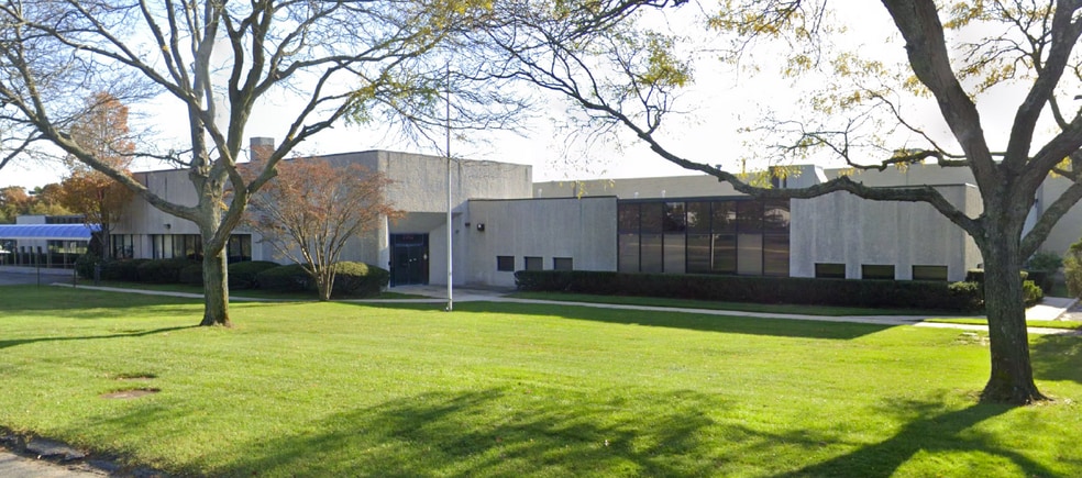 More Photos Of 445 Sills Rd, Yaphank Warehouse For Lease