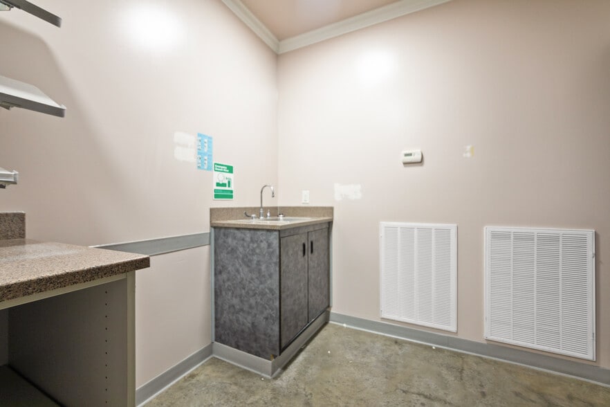 More Photos Of 106 Abigayles Row, Scott Warehouse For Sale