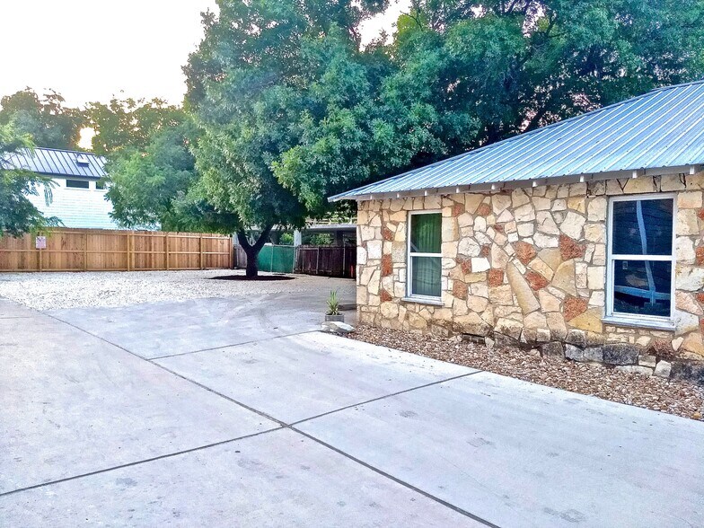 More Photos Of 1628 S 1st St, Austin Storefront Retail Residential For Sale