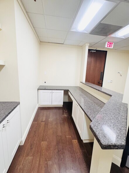 More Photos Of 21731 Ventura Blvd, Woodland Hills Medical For Lease