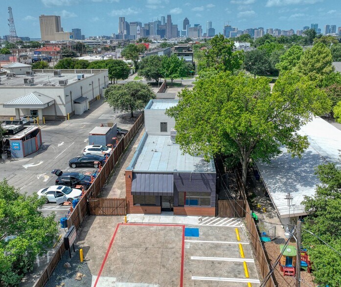 More Photos Of 1717 N Garrett Ave, Dallas Medical For Sale