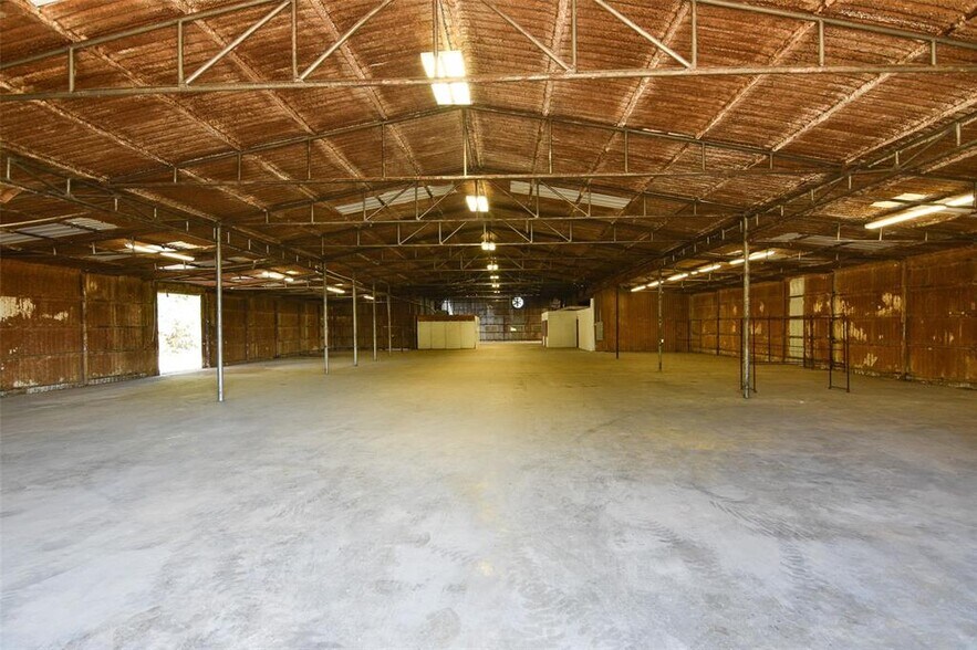 More Photos Of 3554 S Robinson Dr, Robinson Warehouse For Sale