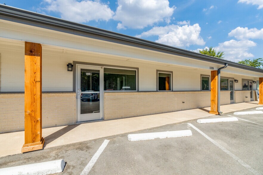 More Photos Of 1335 E Crosby Rd, Carrollton Medical For Lease