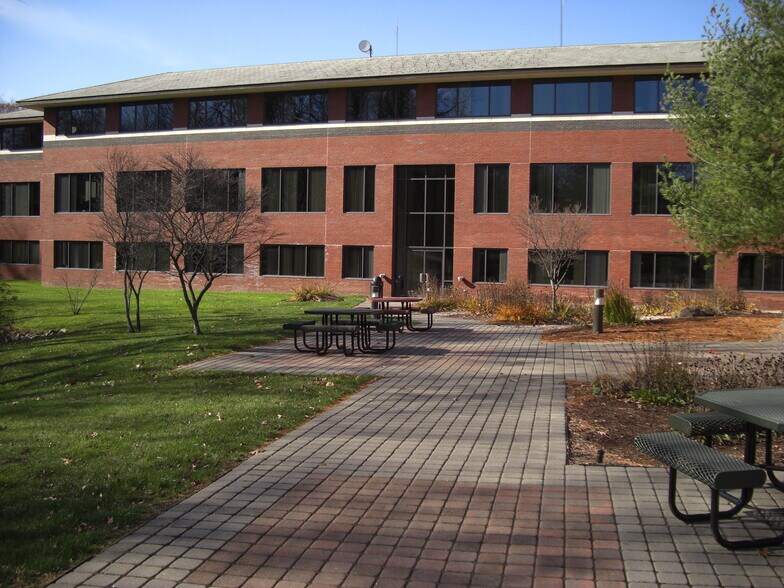 More Photos Of 10 Waterside Dr, Farmington Office For Lease
