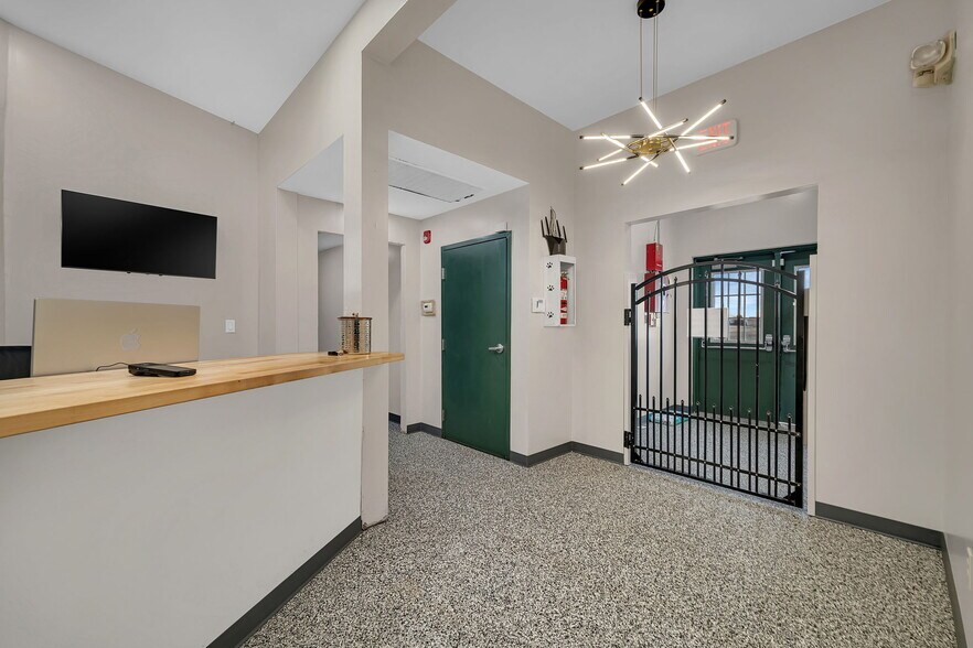 More Photos Of 441 E Stevenson Rd, Ottawa Restaurant For Sale