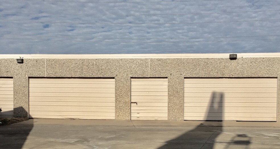 More Photos Of 11413 LBJ Fwy, Garland Showroom For Lease