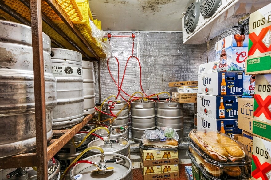 More Photos Of 1200 N Jefferson Dr, Oracle Bar For Sale
