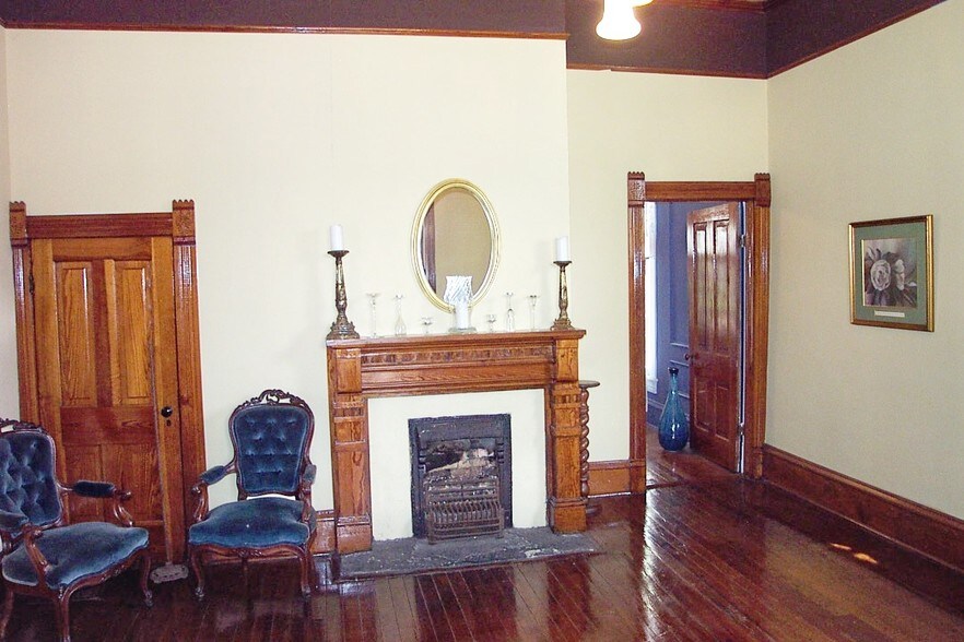 More Photos Of 27 Sycamore St, Jefferson Specialty For Lease