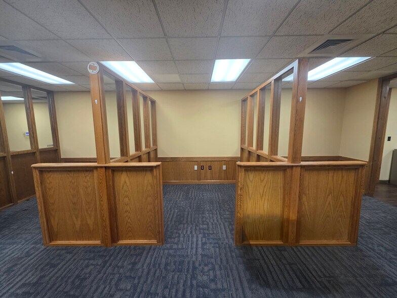 More Photos Of 401 N 2nd St, Rogers Office For Lease