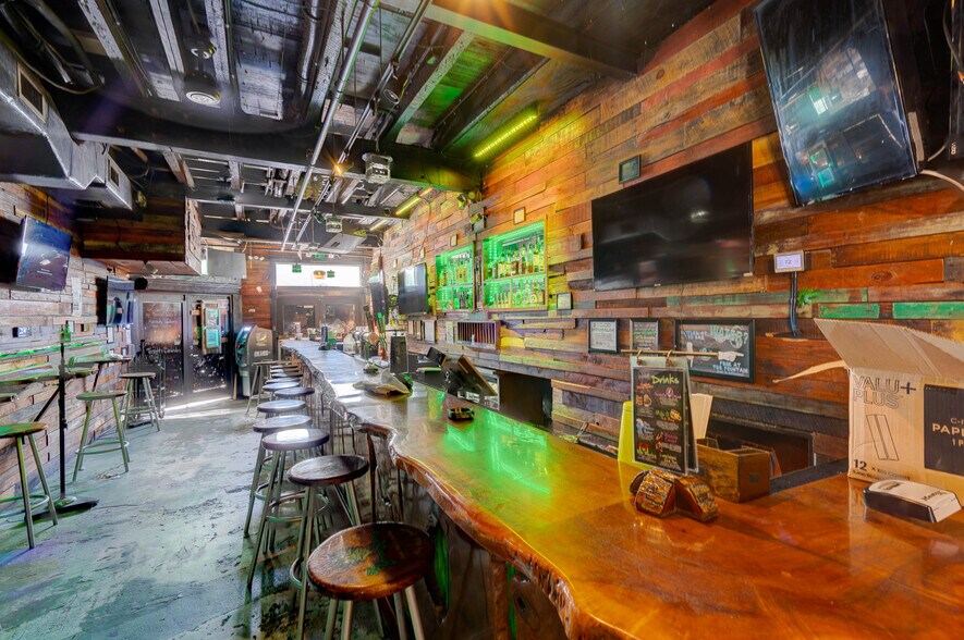 More Photos Of 135 Duval St, Key West Bar For Lease