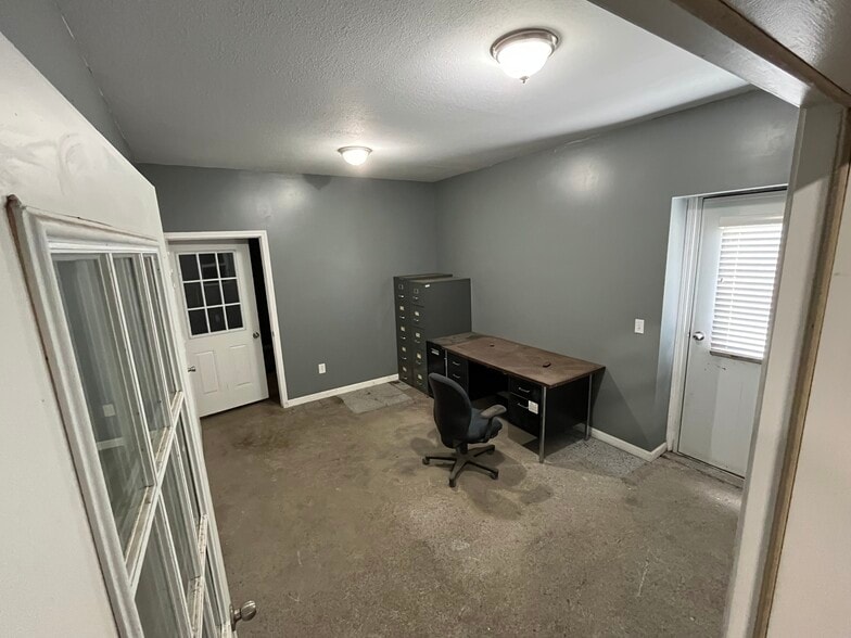 More Photos Of 206 S Catalpa St, Garnett Warehouse For Sale