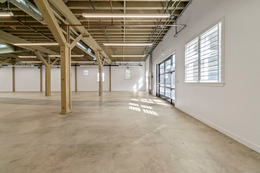 More Photos Of 1605 Ocean Front Walk, Santa Monica Storefront For Lease