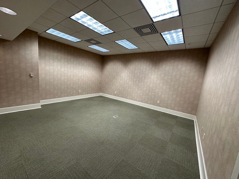 More Photos Of 1535 Benning Dr, Columbus Bank For Sale