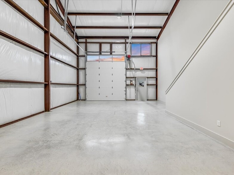 More Photos Of 15210 Fitzhugh Rd, Austin Light Distribution For Lease