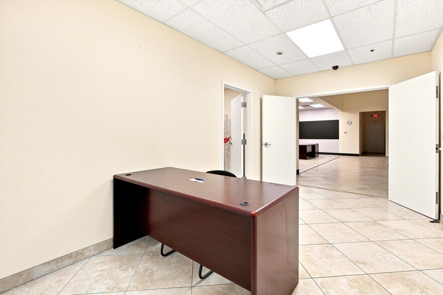 More Photos Of 2721 NW 19th St, Pompano Beach Showroom For Lease