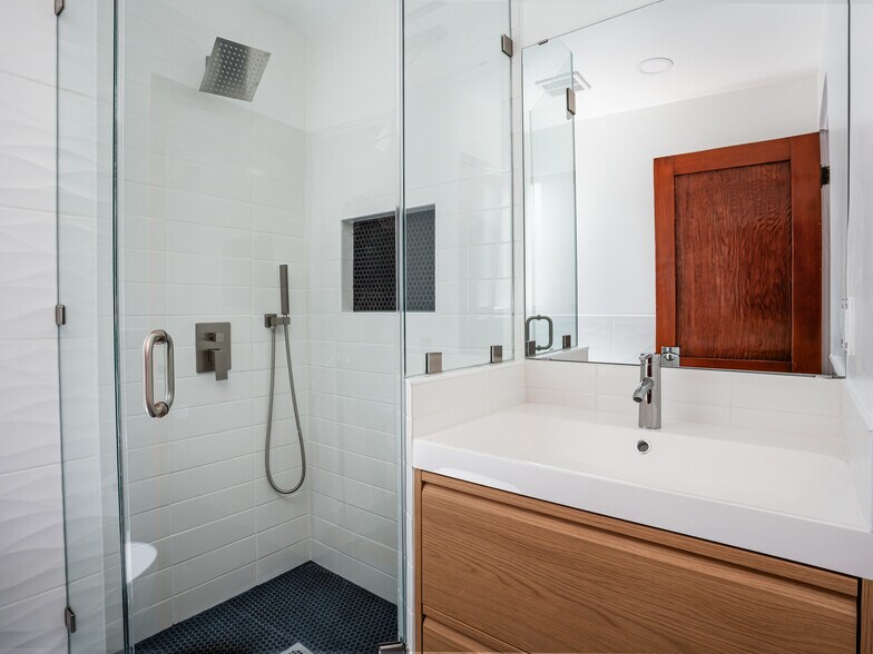 More Photos Of 58 Ozone Ave, Venice Specialty For Sale