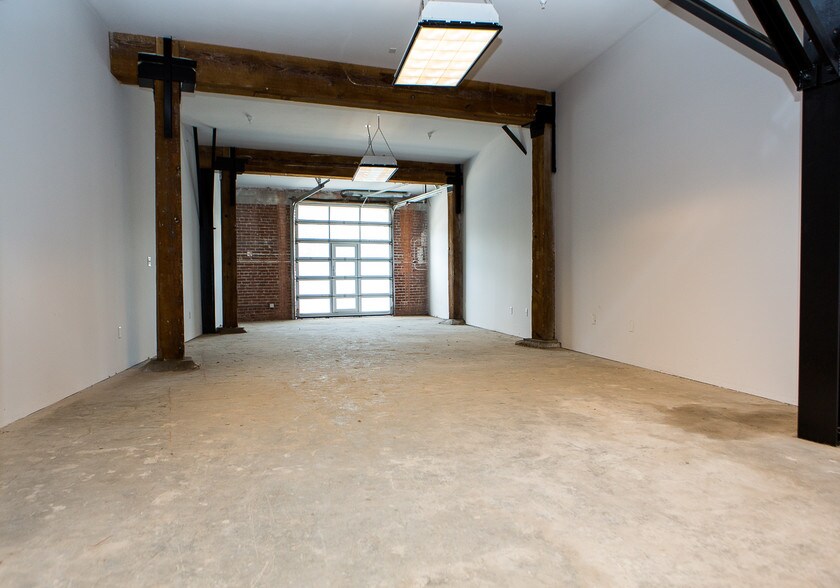 More Photos Of 2079 E 15th St, Los Angeles Flex For Lease