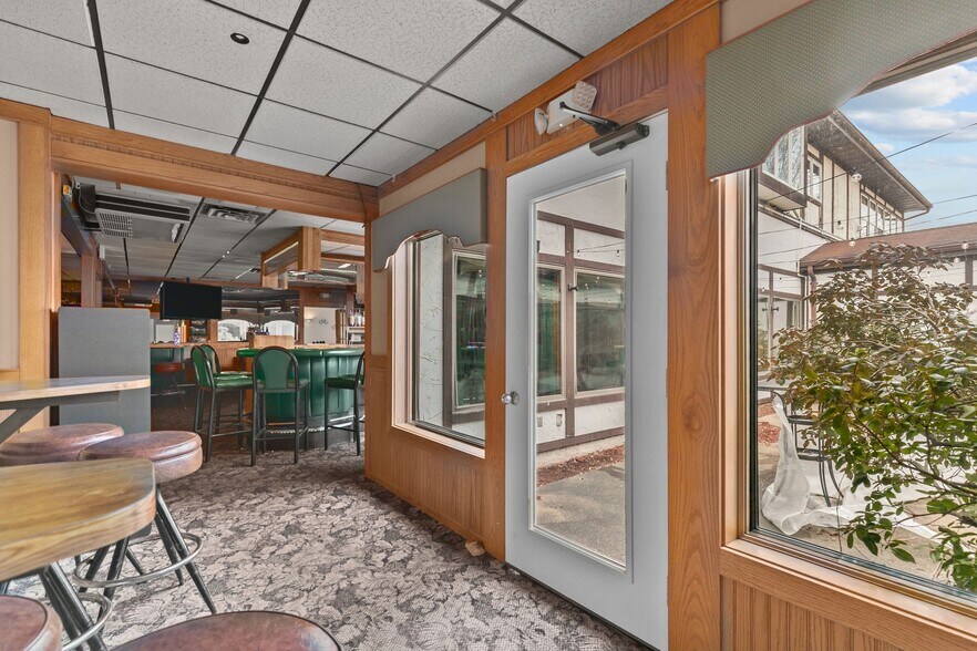 More Photos Of 1101 W North Ave, Little Chute Restaurant For Lease