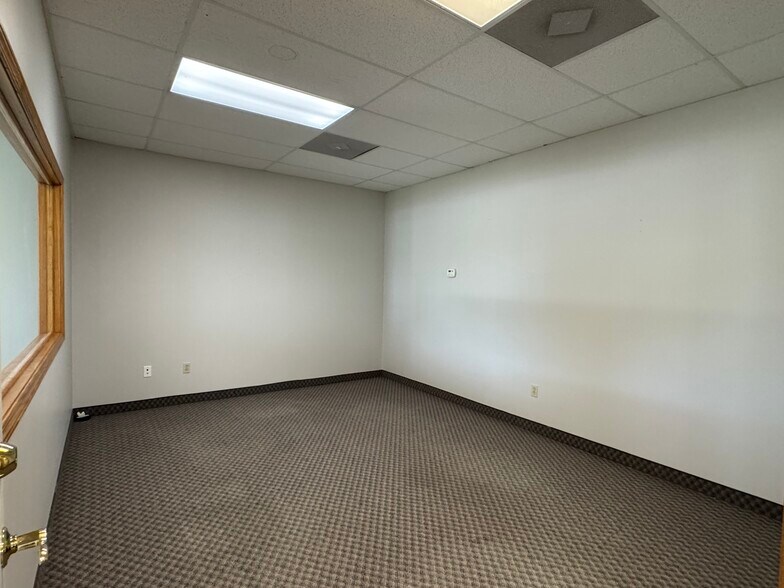 More Photos Of 1604 NW Mock Ave, Blue Springs Medical For Lease