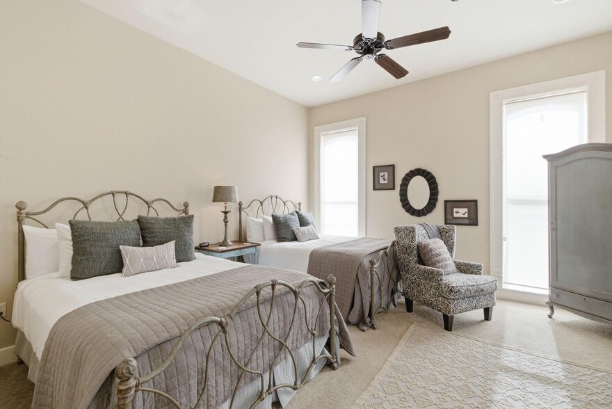 More Photos Of 103 N Pecan St, Hico Hotel For Sale