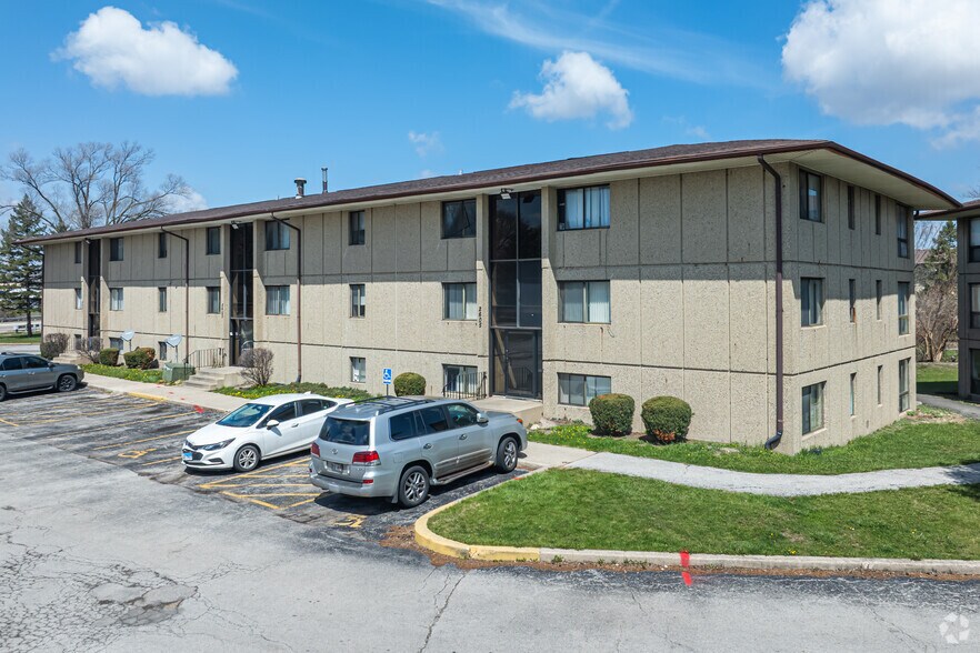 Primary Photo Of 2610 Marigold Dr, Sauk Village Apartments For Sale