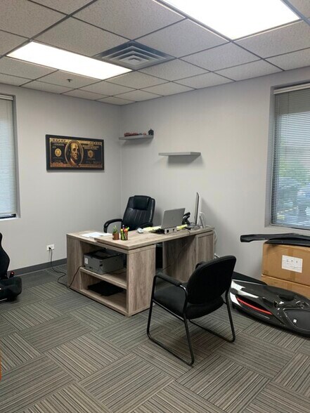 More Photos Of 350-370 Lexington Dr, Buffalo Grove Flex For Lease