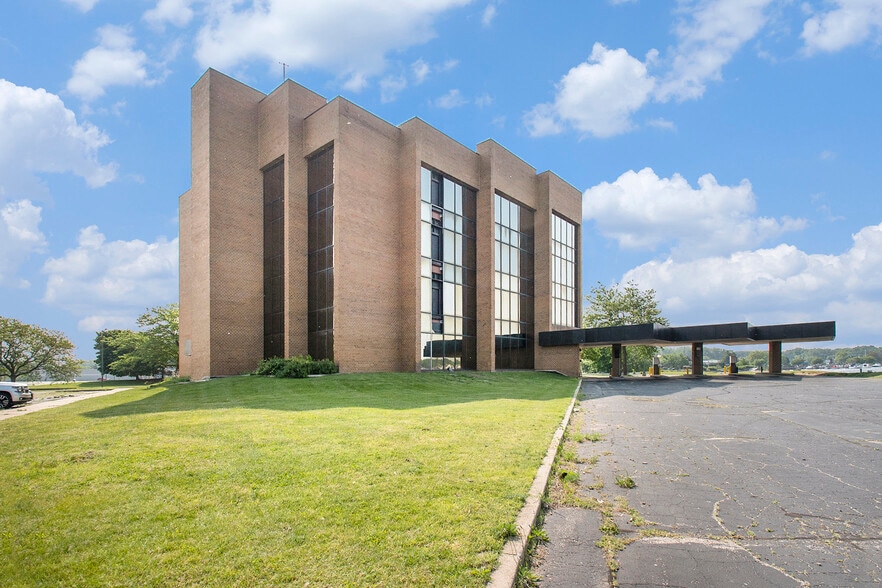 More Photos Of 400 Riverview Dr, Benton Harbor Office Residential For Sale