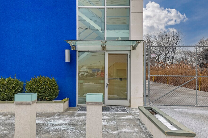 More Photos Of 305 Veterans Blvd, Carlstadt Warehouse For Lease